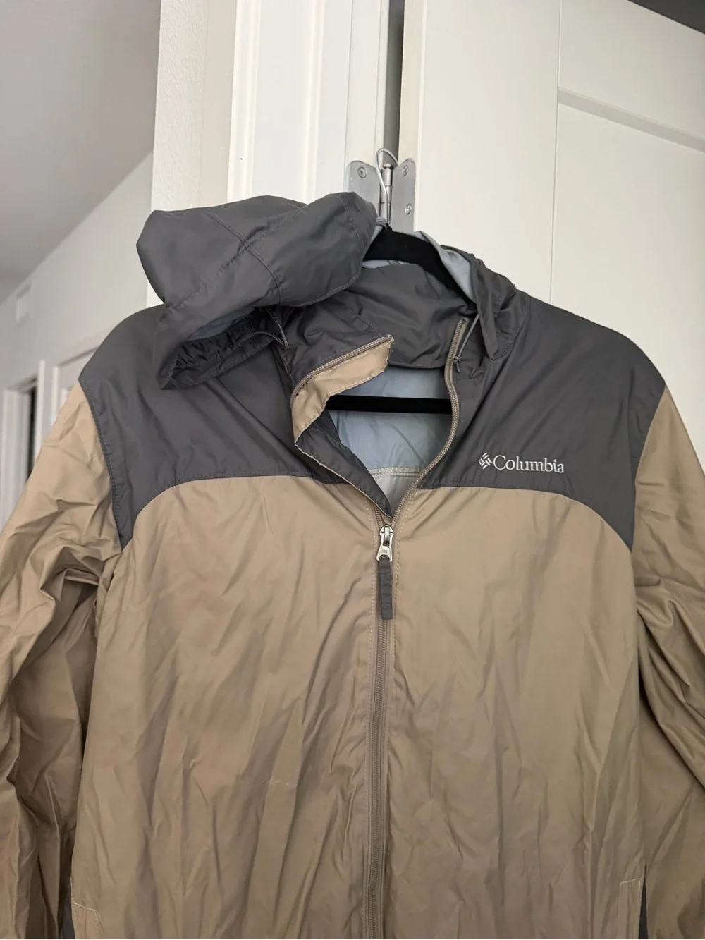 Size Men’s SmallColumbia Men's Hooded Windbreaker Jacket in Taupe & Gray
